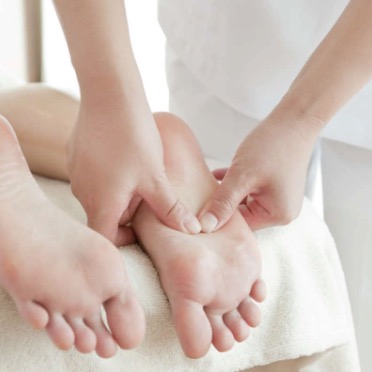 Расслабляющий массаж ног: ступни и голени